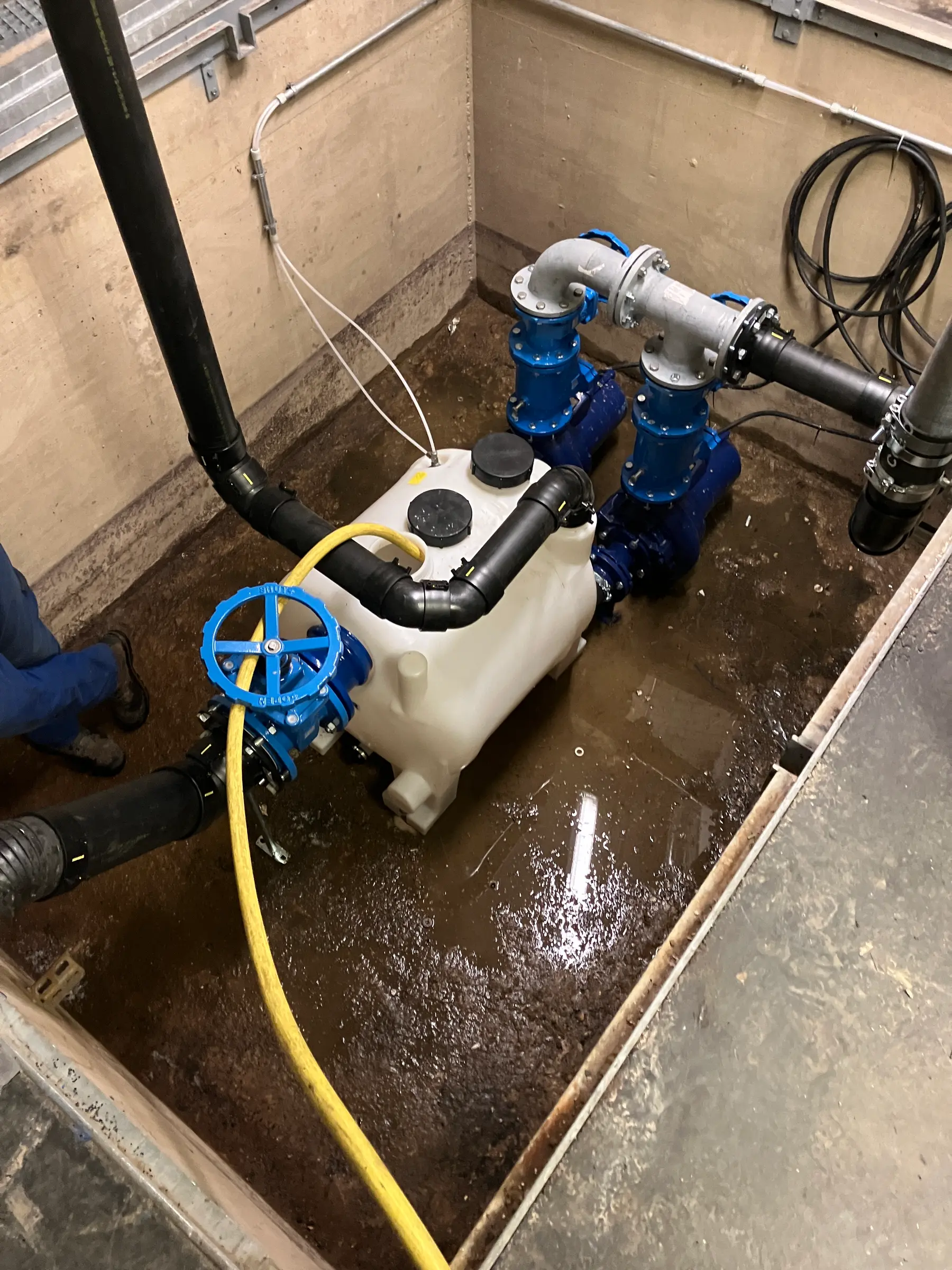 Doppelhebeanlage im Pumpenschacht nach dem Einbau